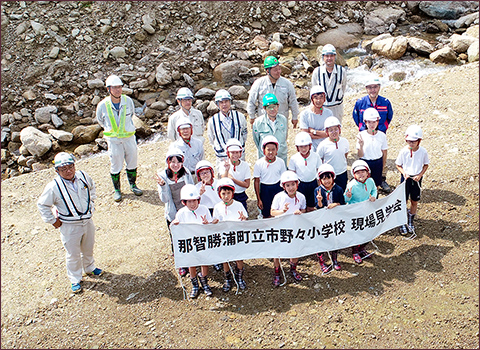 県立和歌山工業高校へバレーボールなどの寄贈