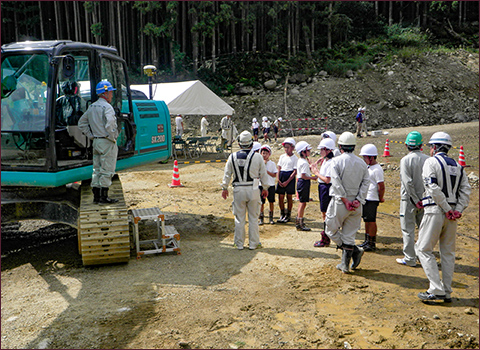 県立和歌山工業高校へバレーボールなどの寄贈