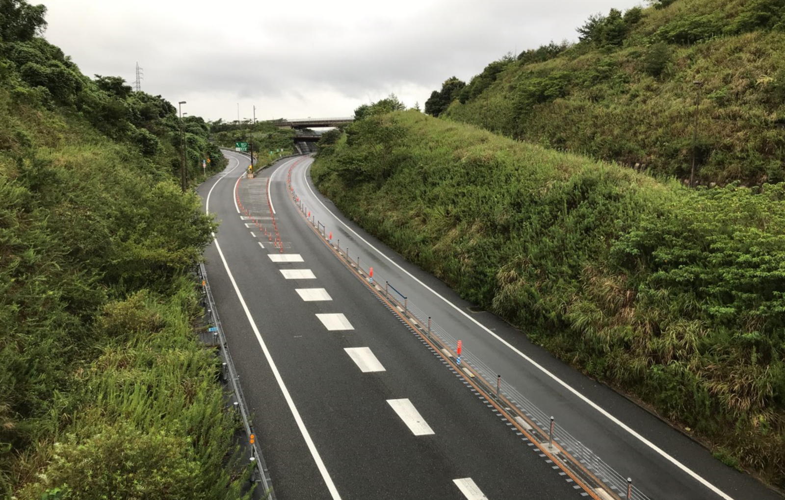 京奈和自動車道橋本地区他防護柵設置工事